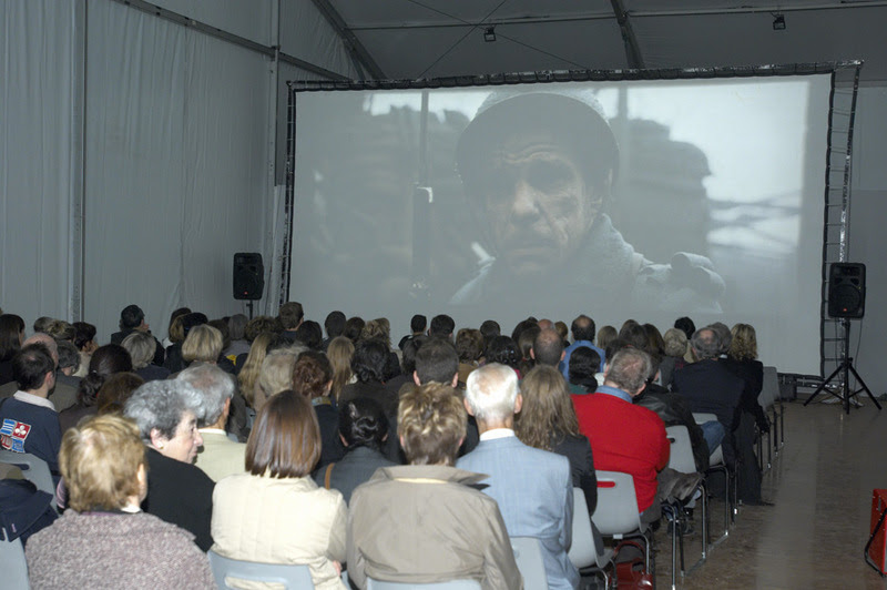 Premier écran de cinéma Hallucine — structure tubulaire en aluminium 8 mètres, prototype fondateur (1992)