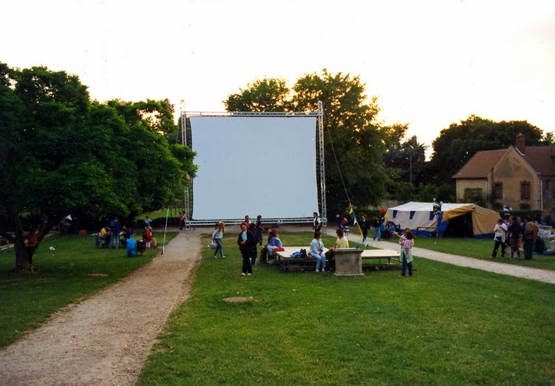 Écran de cinéma Hallucine monté sur structure forain en plein air — apprentissage du montage rapide (1993)