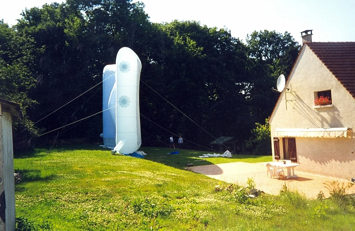 Écran de cinéma gonflable Hallucine dans un jardin — voilerie bretonne, La Trinité-sur-Mer (1995)