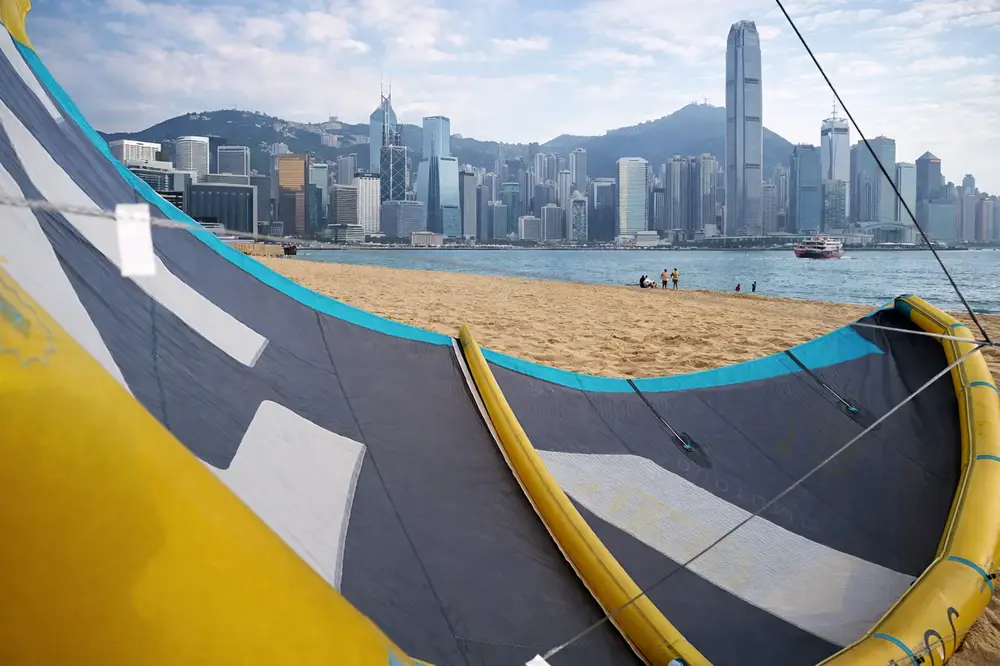 Kitesurf sur une plage de Hong Kong — l'inspiration des boudins gonflables des écrans de cinéma Hallucine (2004)