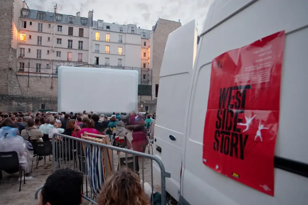 Impressionnant écran de cinéma gonflable de 13m par Hallucine, installé en extérieur devant des arènes historiques