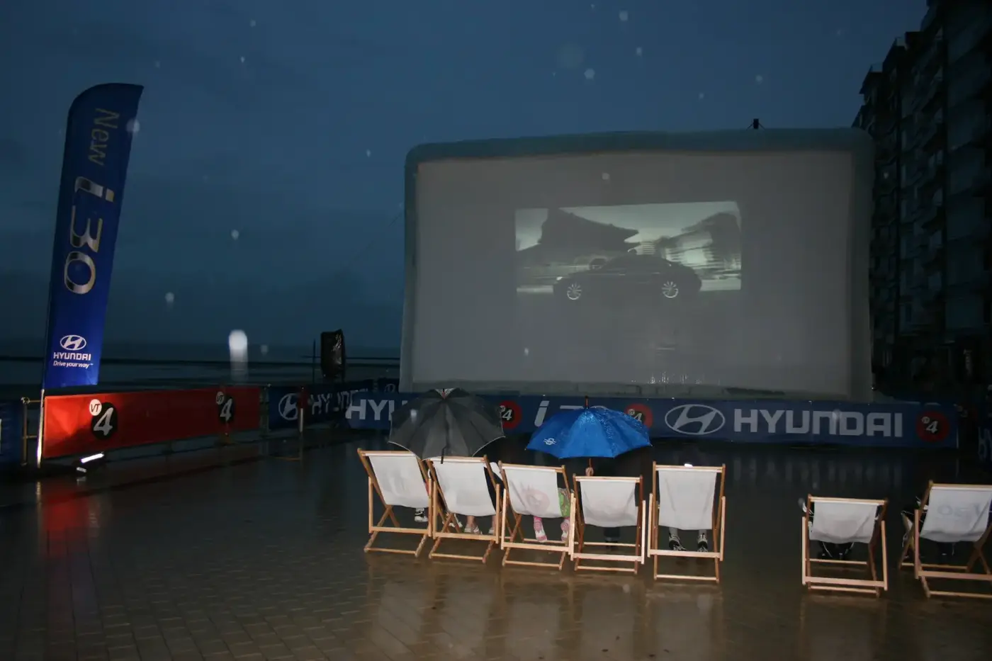 Projection nocturne Hyundai sur écran gonflable Hallucine à Ostende, Belgique