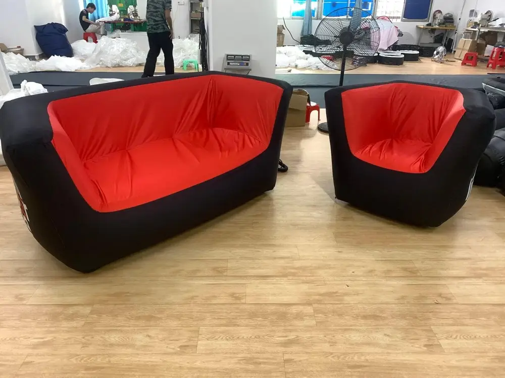 Canapé et fauteuil gonflables noirs et rouges