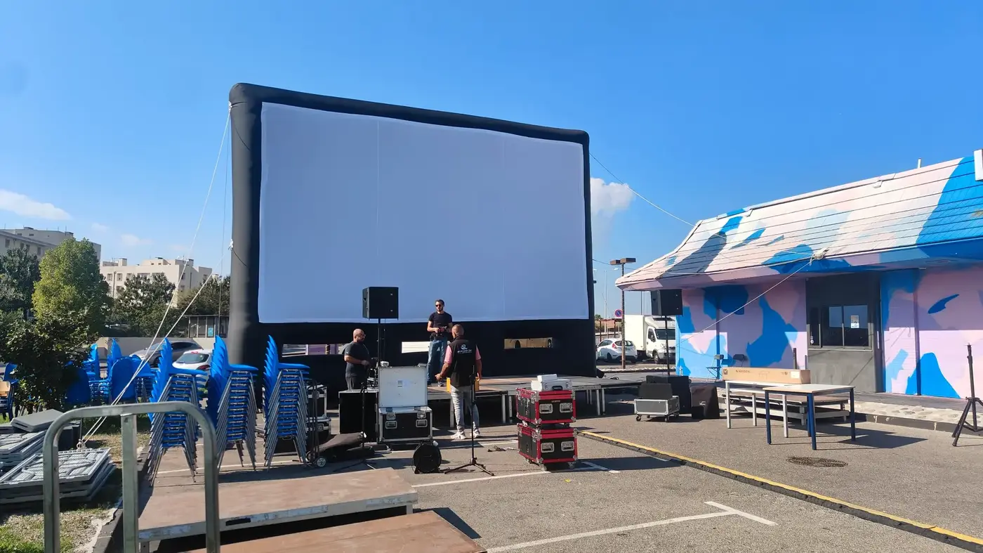 Écran gonflable soufflerie Hallucine 9m en extérieur avec équipe technique