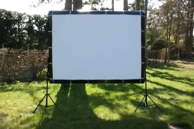 Écran gonflable 2.5m sur pieds pour projection en extérieur