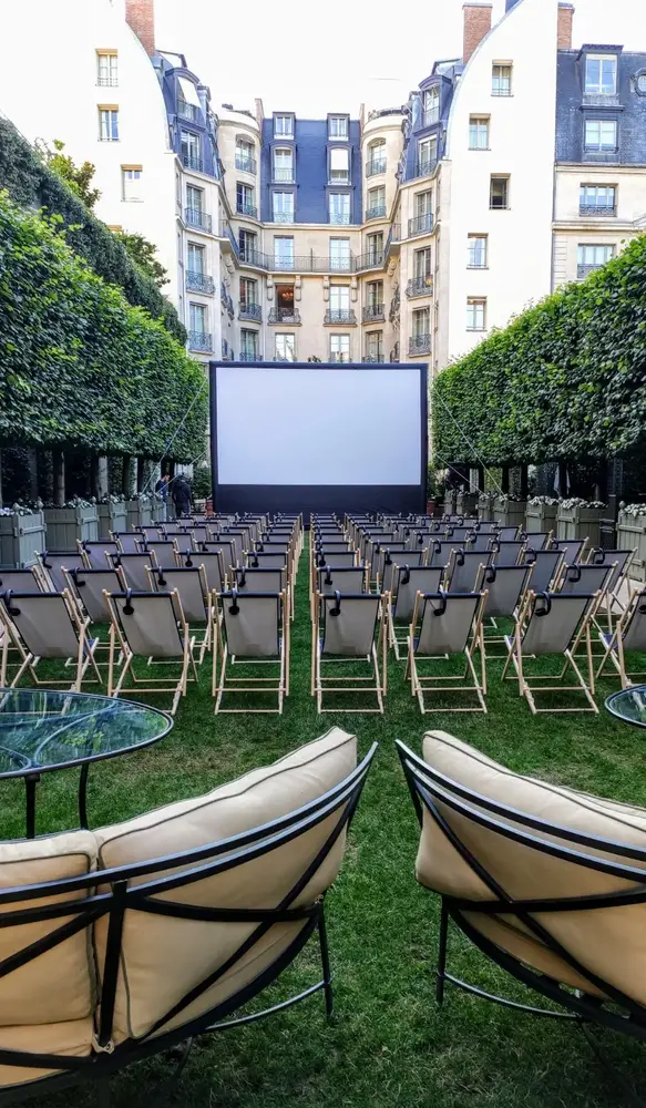 Écran de cinéma étanche de 5m par Hallucine, installé au prestigieux hôtel Ritz pour un événement privé