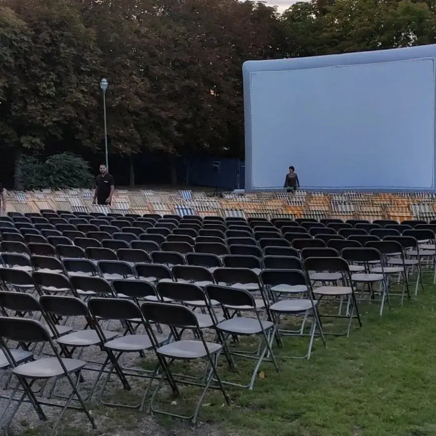 Séance de cinéma en plein air ambiance festive