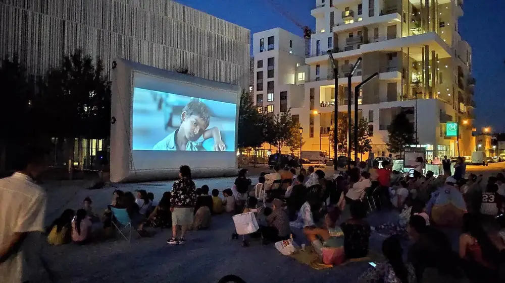 Installation haubanée à Saint-Denis avec bouches d'égout