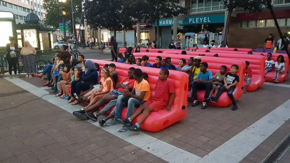 Fauteuil gonflable design et confortable par Hallucine, mobilier événementiel moderne et personnalisable