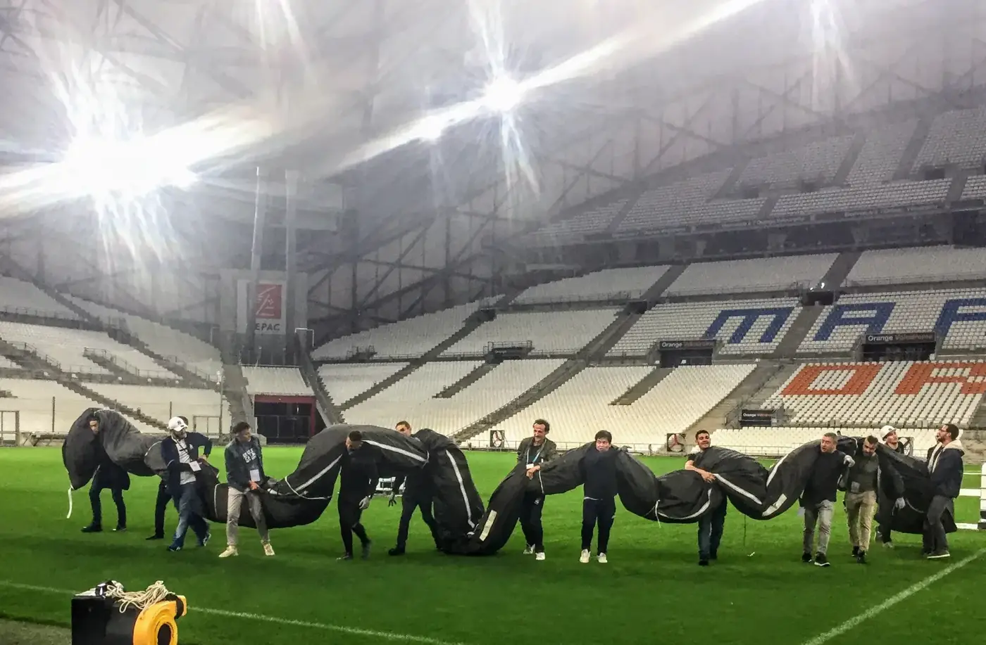 Equipe portant l ecran 24m a dos d homme