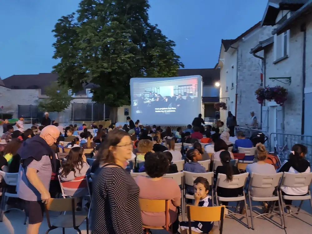 Projection en extérieur avec public assis