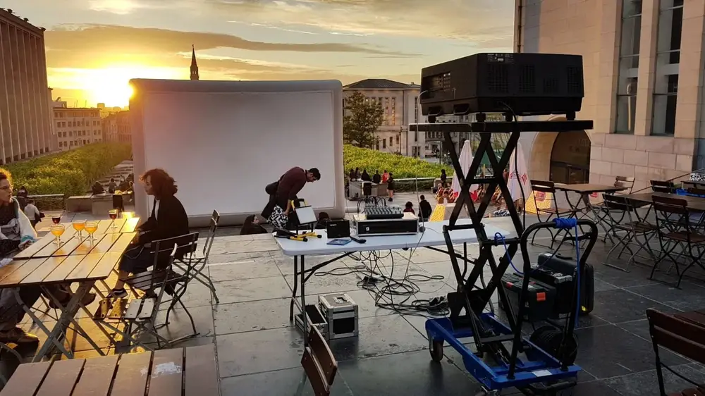Projection à Bruxelles à la tombée de la nuit