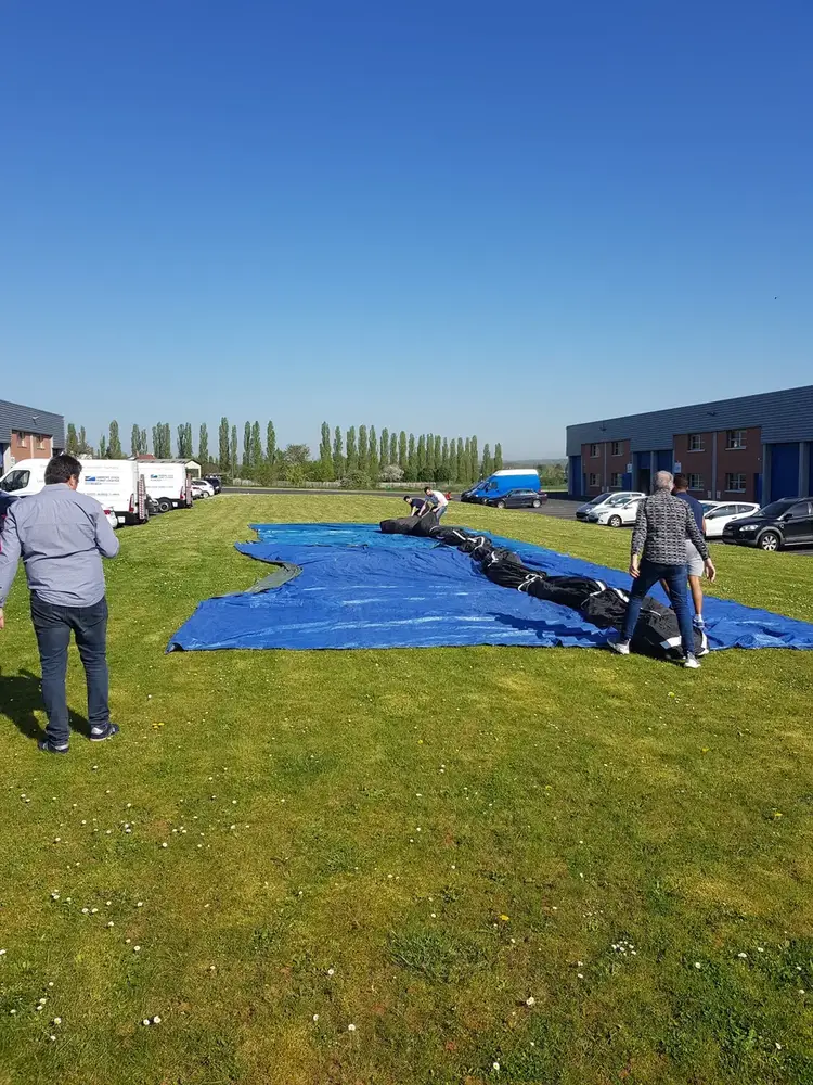 Spectaculaire projection nocturne sur un écran de cinéma gonflable de 24m par Hallucine