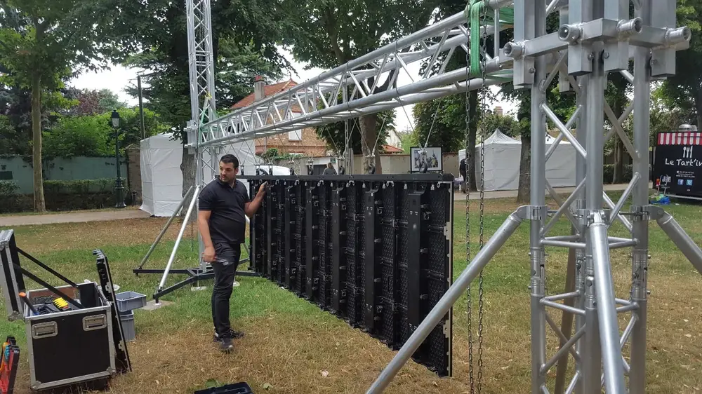Démonstration du montage rapide d'un écran LED gonflable Hallucine en extérieur