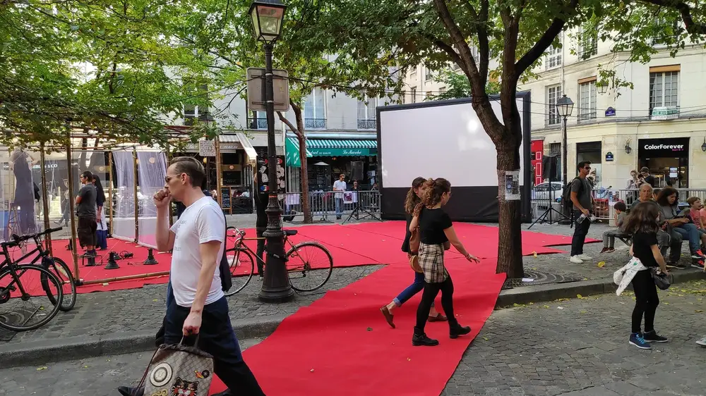 Petit écran de cinéma étanche de 4m par Hallucine, idéal pour des projections intimistes à Paris