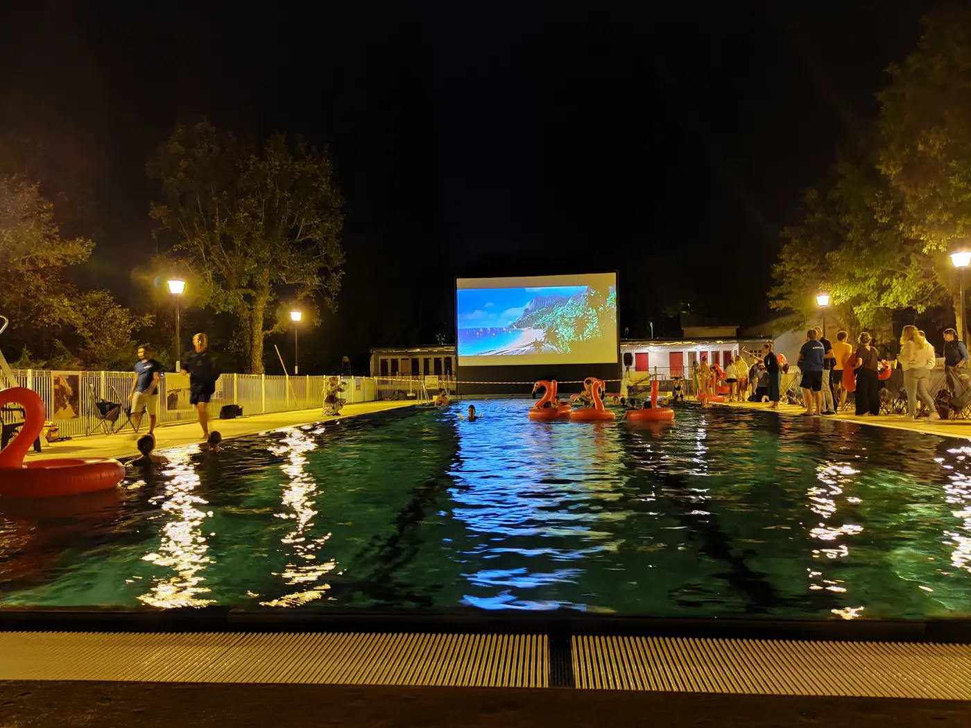 Écran de cinéma étanche de 8m par Hallucine, pour une projection en plein air au bord d'une piscine