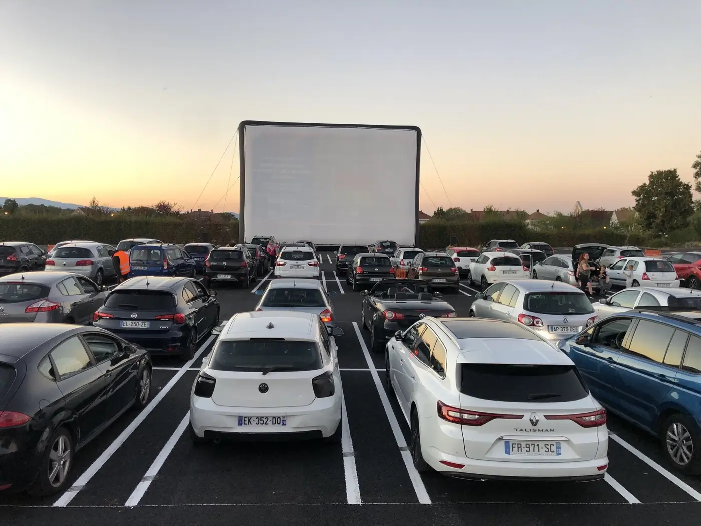 Écran de cinéma gonflable noir de 17m par Hallucine, pour un contraste d'image optimal en projection