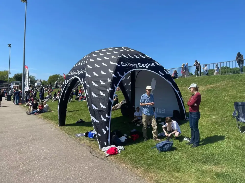 Tente araignée gonflable noire personnalisée avec le logo 'Ealing Eagles'