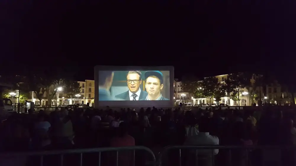 Événement cinéma en plein air avec écran gonflable