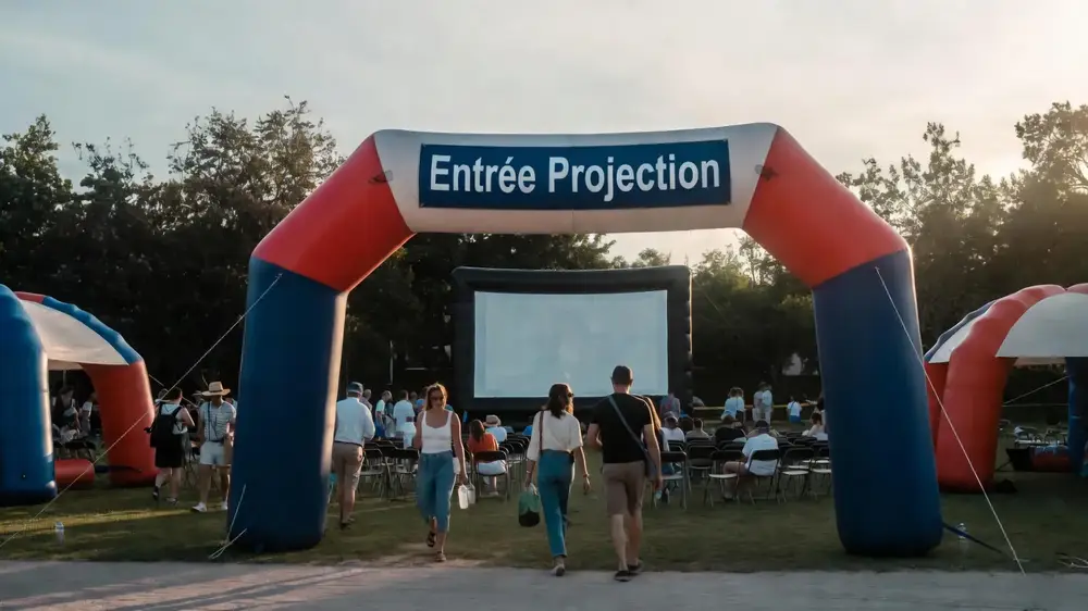 Arche gonflable Hallucine servant d'entrée immersive pour une projection de film en plein air