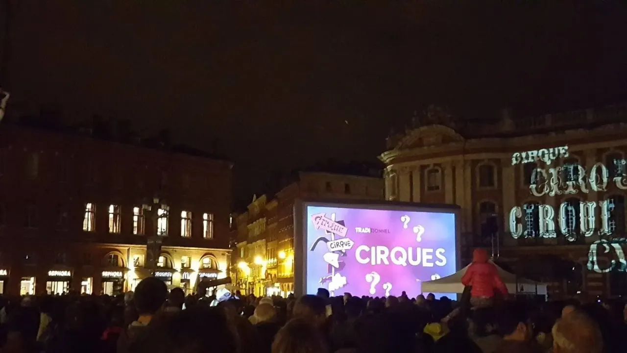 Foule devant écran de cinéma