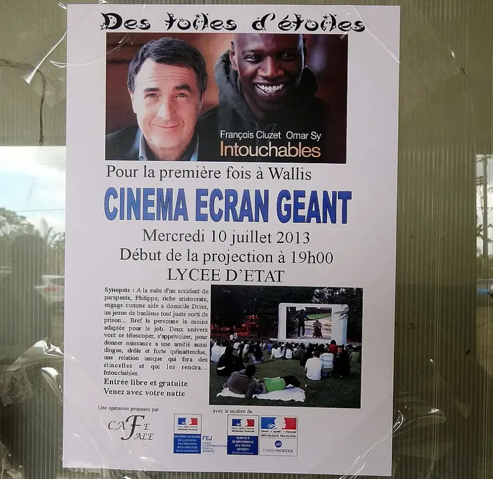 Poster for the Hallucine giant-screen open-air cinema in Wallis and Futuna — screening of the film Intouchables