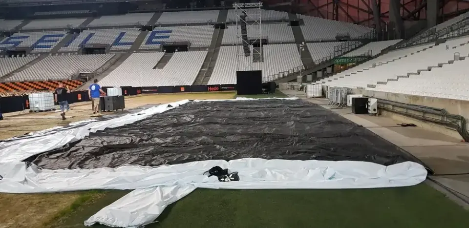 22 m screen laid flat at the Stade Vélodrome