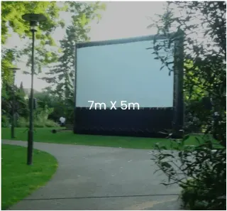 Pantalla hinchable económica sin soplador permanente en un parque, con la indicación «7 m × 5 m».