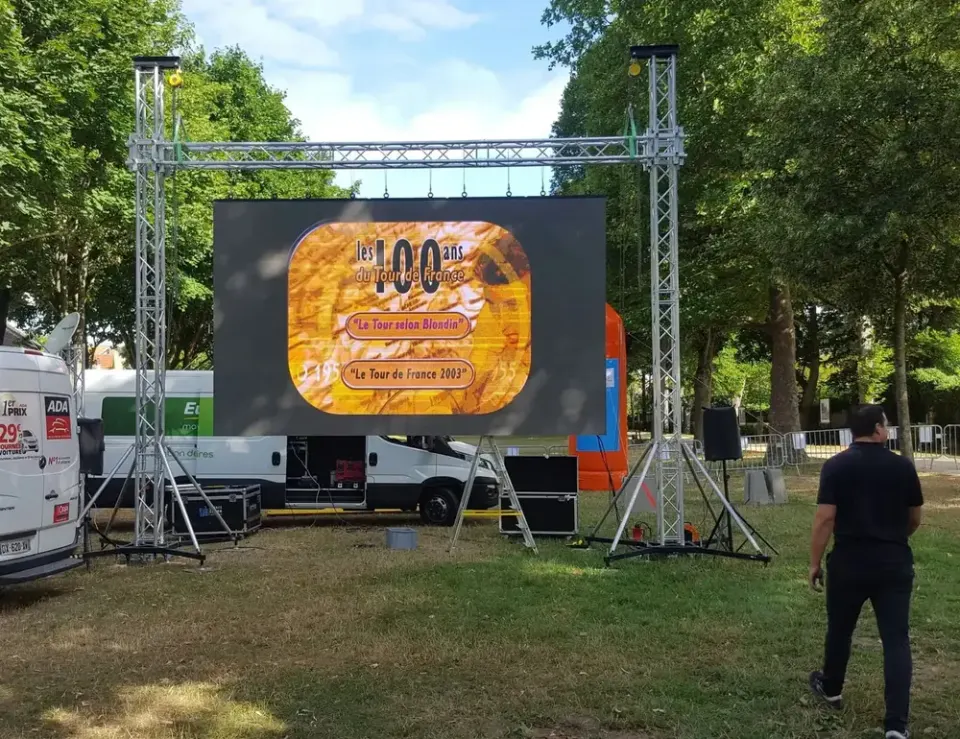 Pantalla LED hinchable «Hallucine» de 5 m para proyección tanto de día como de noche