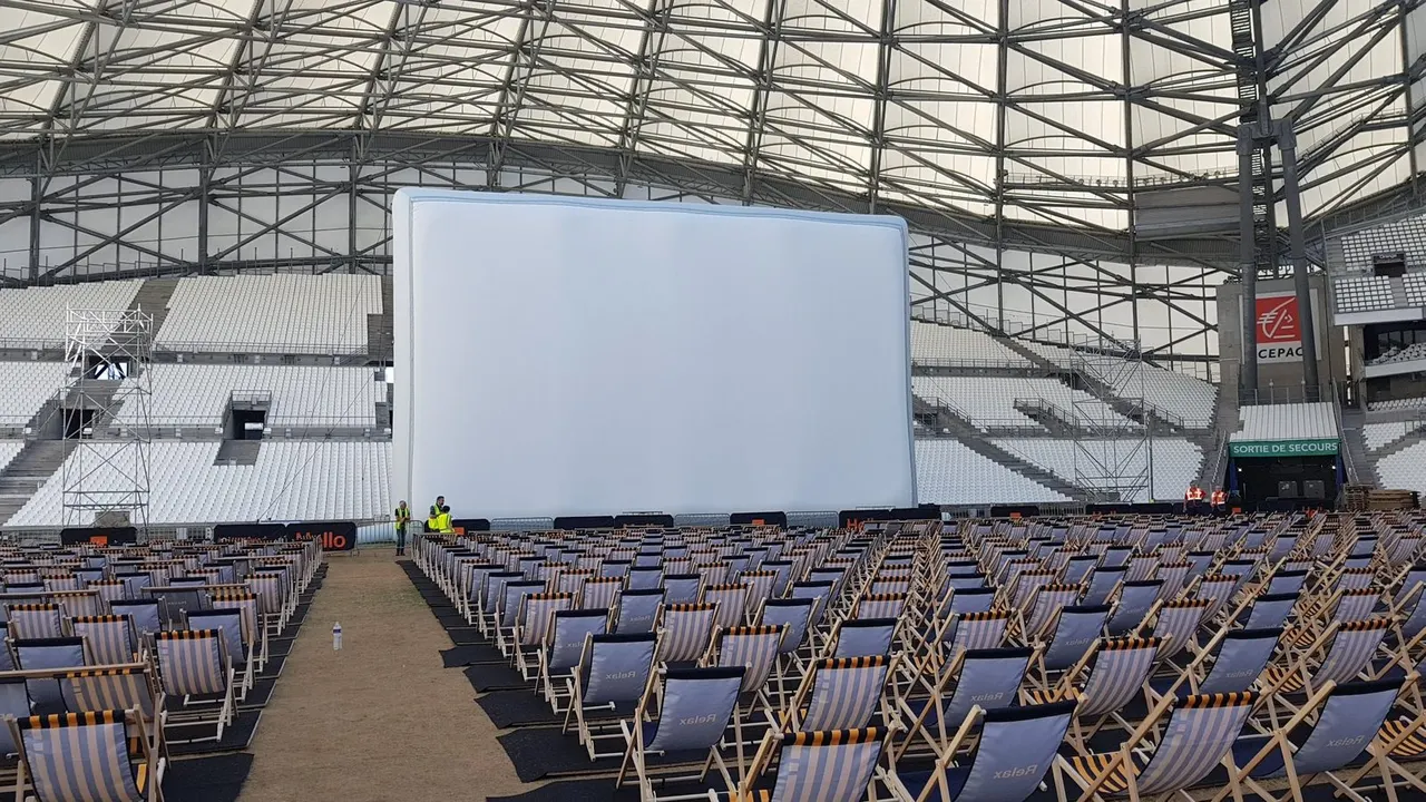 8m wide inflatable screen in Saint-Germain