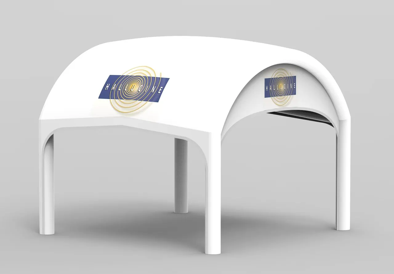 Rendu 3D d'une tente gonflable blanche à quatre pieds sur fond gris uni, avec le logo Hallucine imprimé sur deux pans du toit