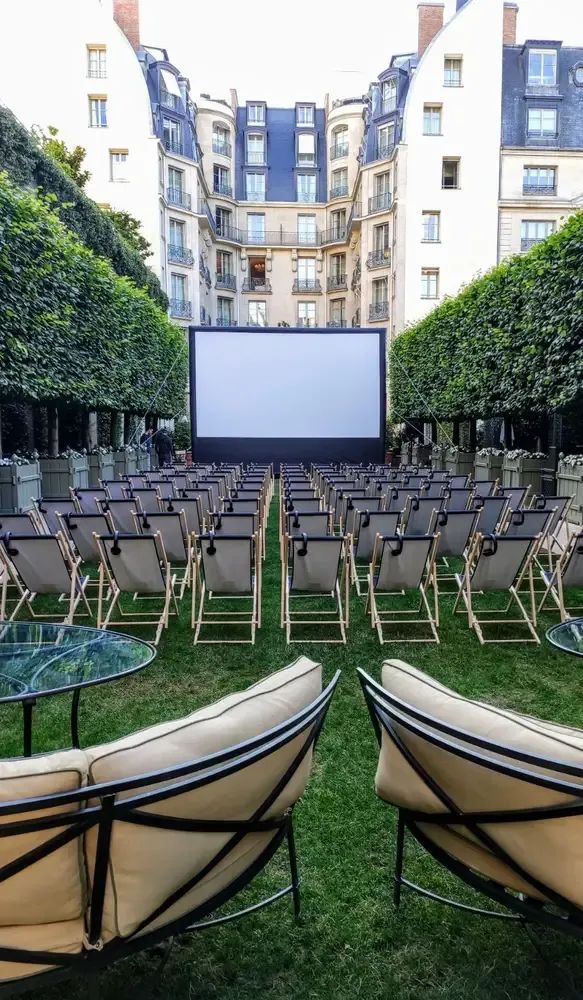 Spectaculaire projection nocturne sur un écran de cinéma gonflable de 24m par Hallucine