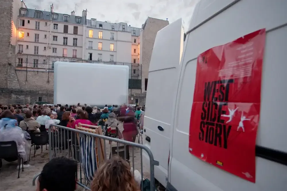 Cinéma en plein air Hallucine en ville, public et camionnette de projection