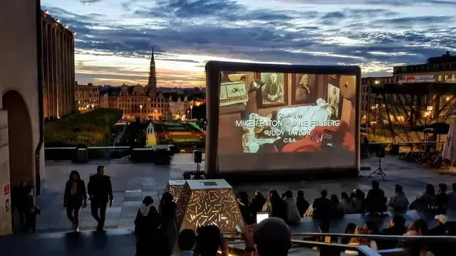 Écran de cinéma géant gonflable installé en plein centre-ville de Paris