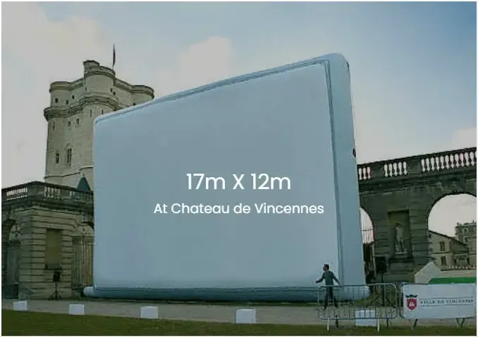 Écran de cinéma géant gonflable installé en plein centre-ville de Paris