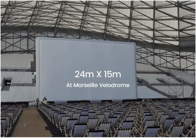 Écran de cinéma géant gonflable de 17m sur 12m installé au Château de Vincennes