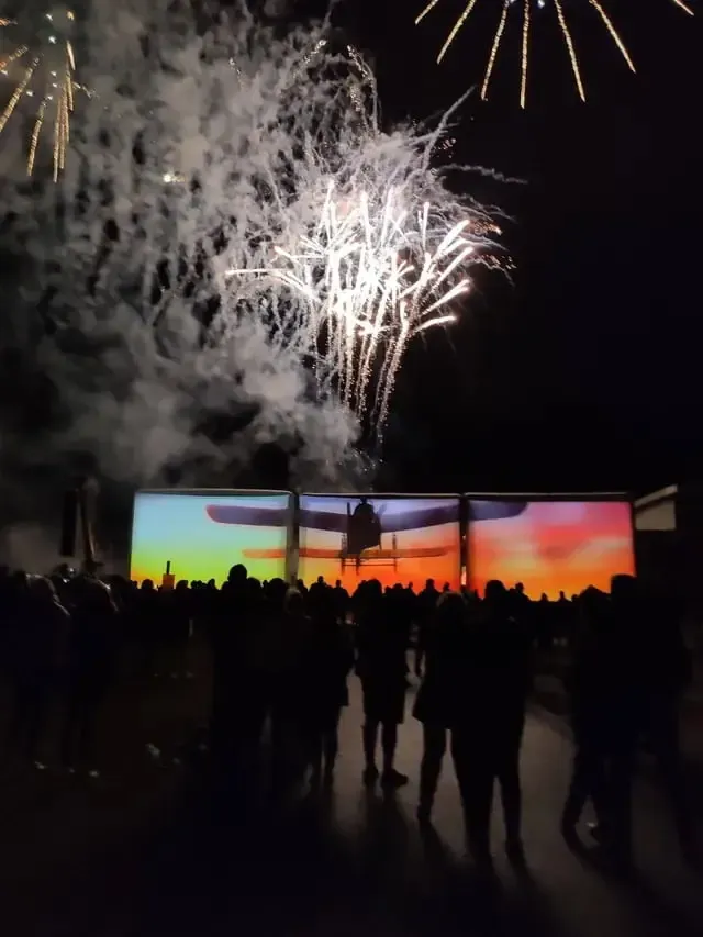 Projection de film sur un écran géant gonflable installé sur le pont d'un bateau de croisière