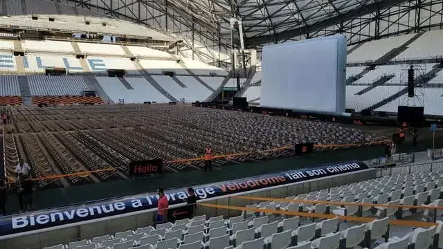 Démonstration du montage facile d'un écran géant gonflable par une équipe de trois personnes