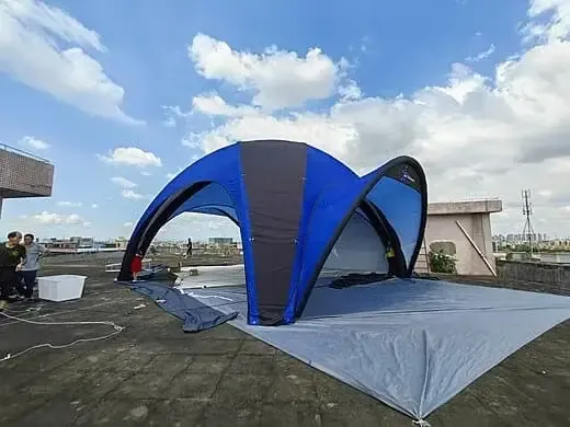Tente araignée gonflable bleue installée sur l