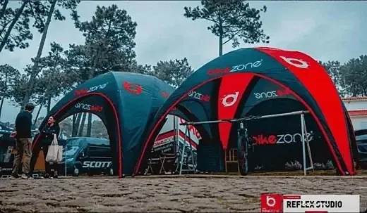 Tente araignée gonflable avec des parois latérales jaunes, créant un espace abrité