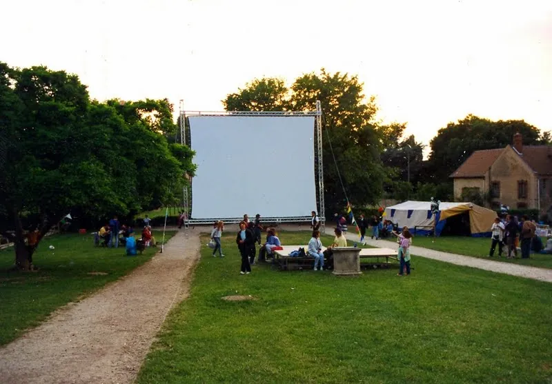 Hallucine cinema screen mounted on an outdoor fairground structure — learning rapid assembly (1993)