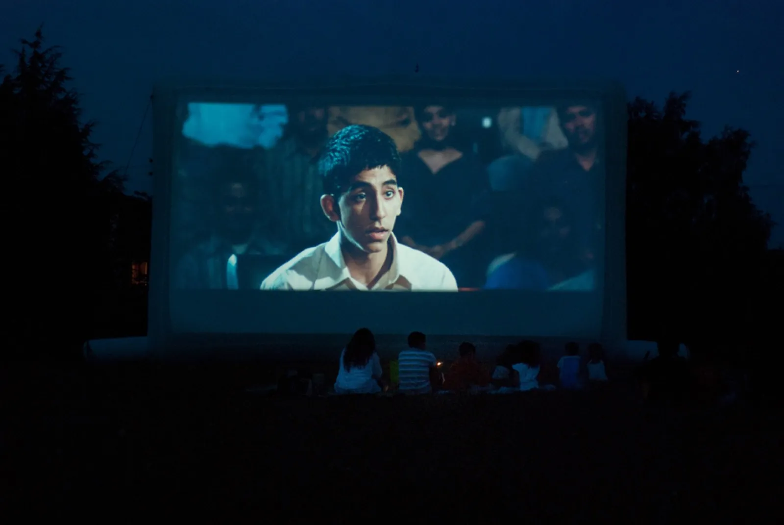 Projection de cinéma en plein air sur écran gonflable Hallucine lors d'un événement en soirée