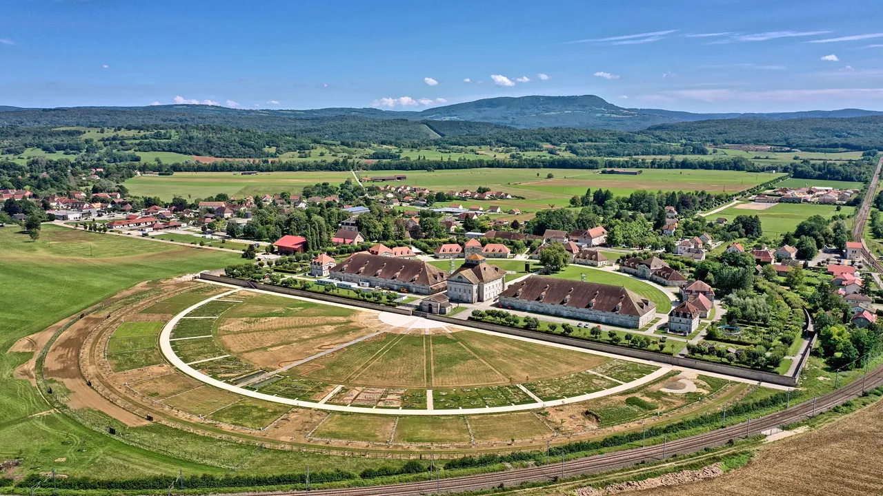 Arc-et-Senans — Arc-et-Senans, la complétion du cercle de la Saline Royale