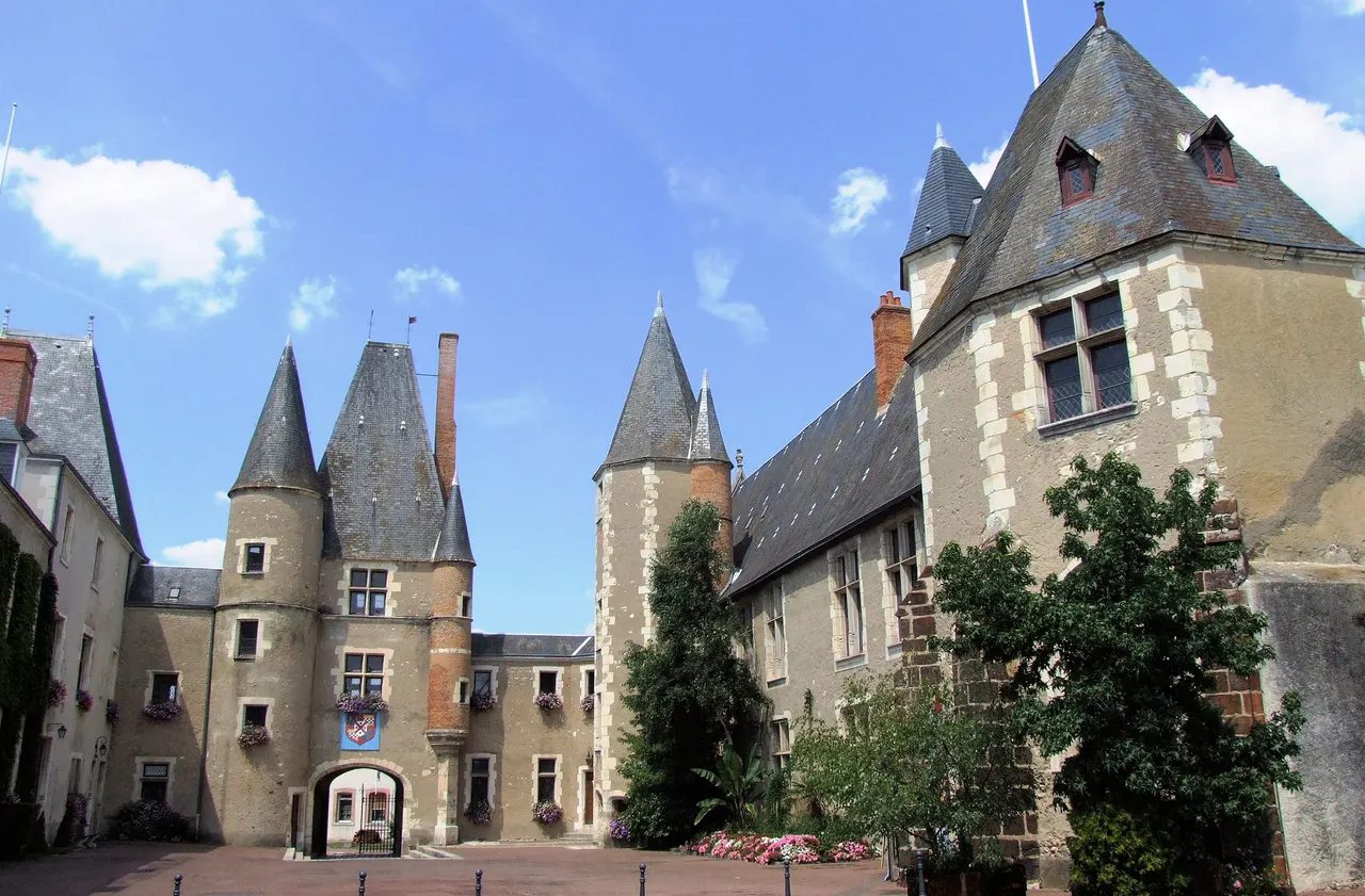 Aubigny-sur-Nère — AUBIGNY-SUR-NÈRE - CHÂTEAU DES STUARTS - COUR