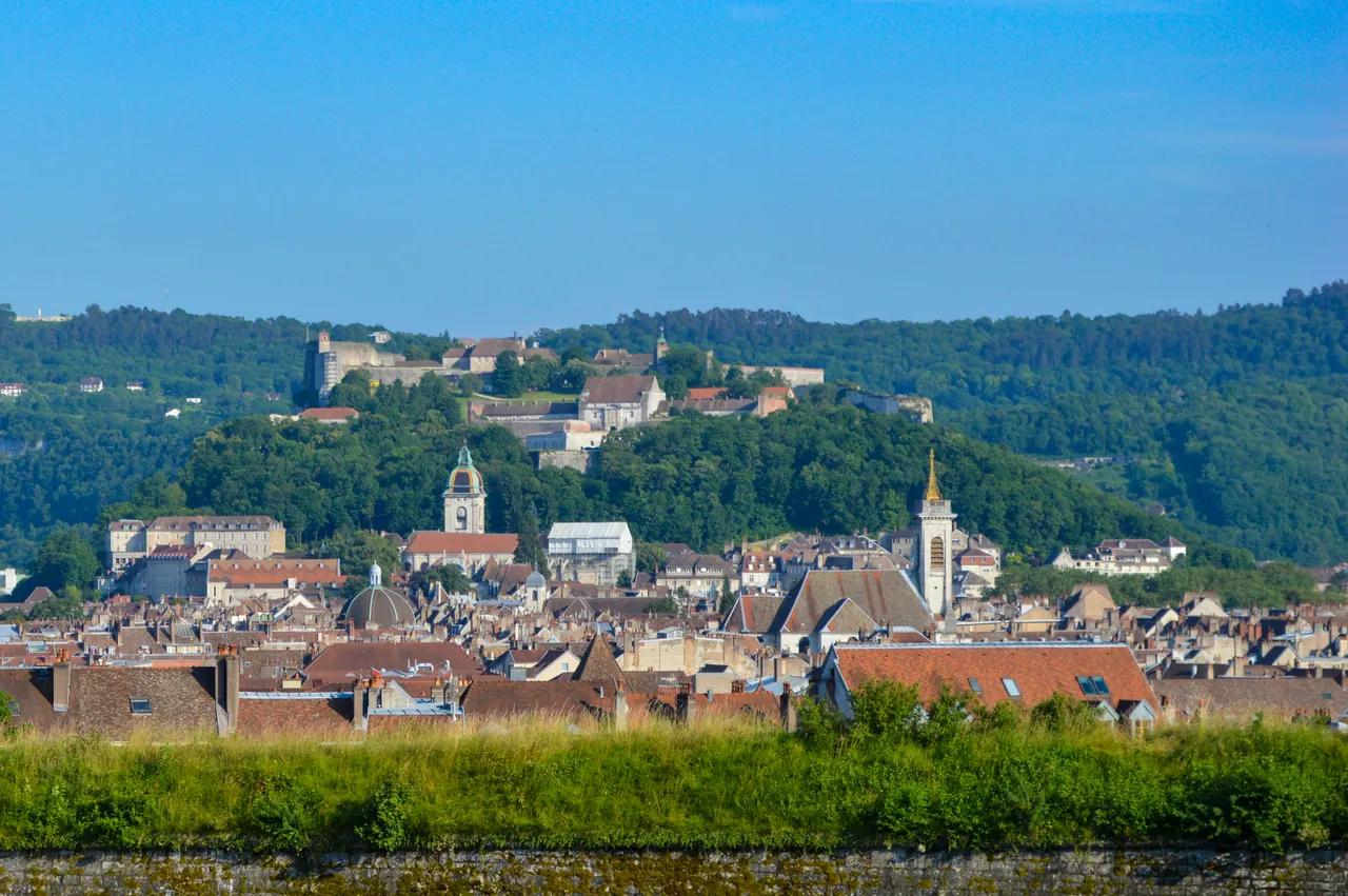 Besançon — Besançon, la vieille ville vue depuis les Glacis