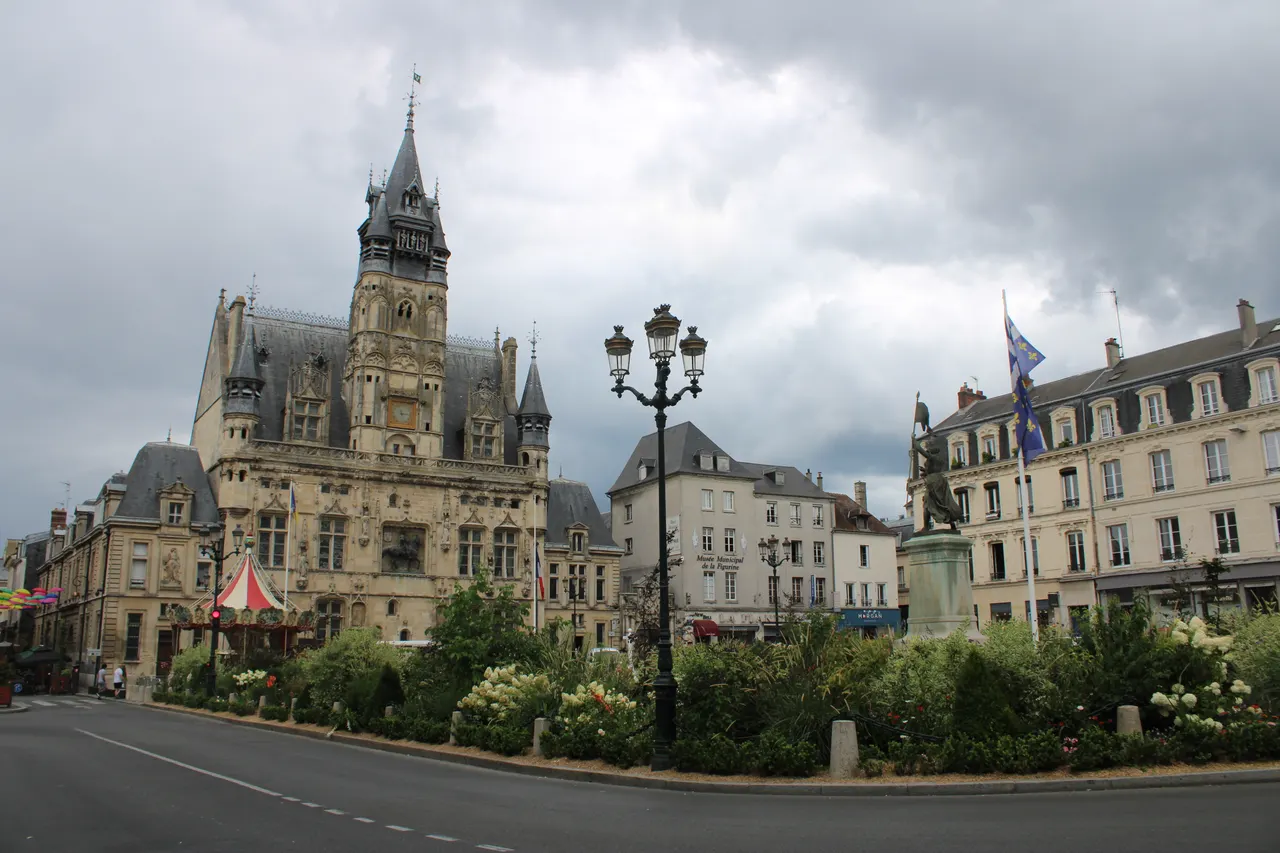 Compiègne — Place de l'hôtel de ville de Compiègne