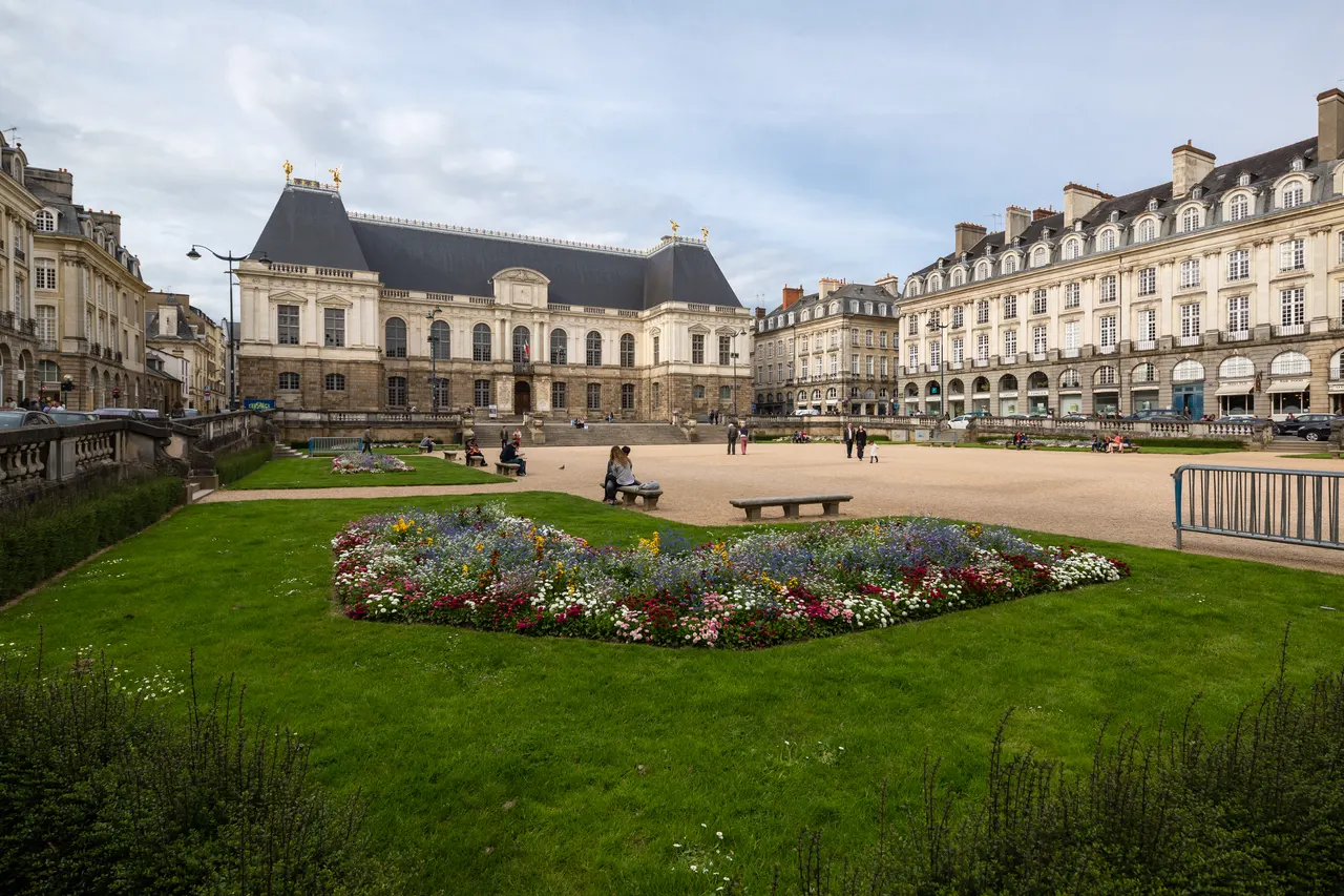 Rennes — Vue sud-ouest de la place du parlement de Bretagne, Rennes, France
